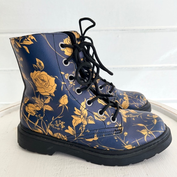 ROGUE & WOLF Royal Rose Romance Vegan Leather Lace Up Boots - 39/ U.S. 7.5 - Picture 2 of 12